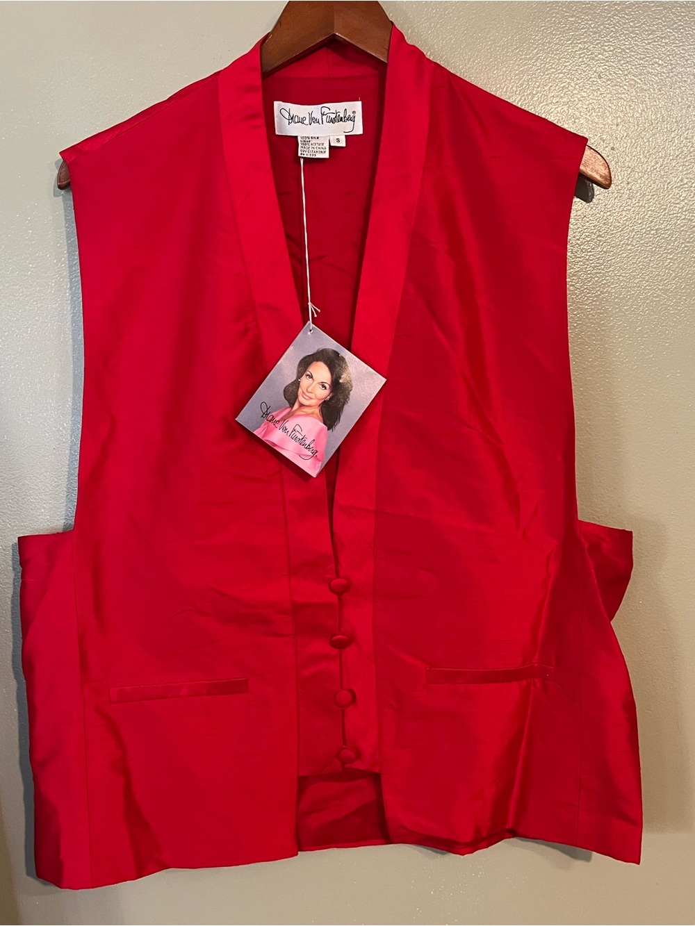 Diane Van  Fustenberg   Red 100% Silk Vest Vintage Y2K S NWT
